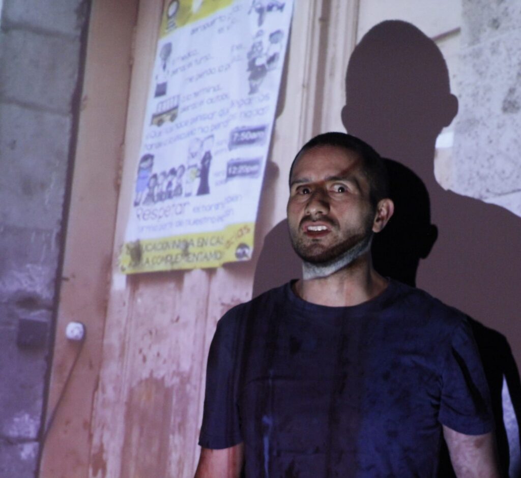 Memoria en el asfalto: un gesto poético que devuelve rostro y nombre a lo invisible