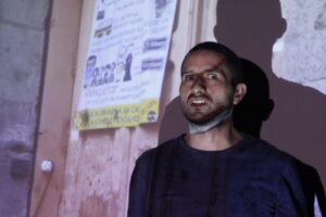 Memoria en el asfalto: un gesto poético que devuelve rostro y nombre a lo invisible